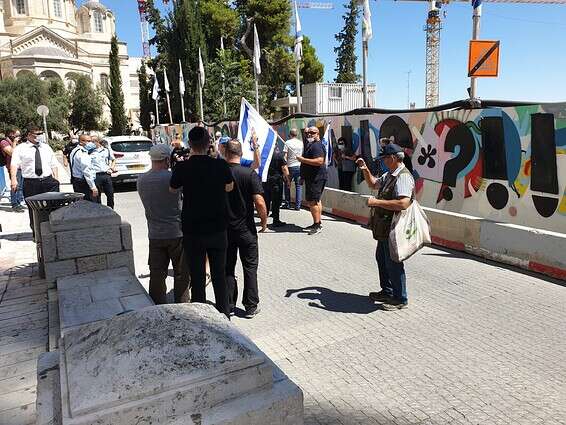 מפגינים בעד ונגד נתניהו מחוץ לבית המשפט, היום // צילום: יאיר אלטמן